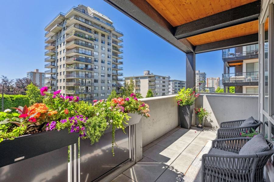 201 E 8th Street North Vancouver sold condo open concept living